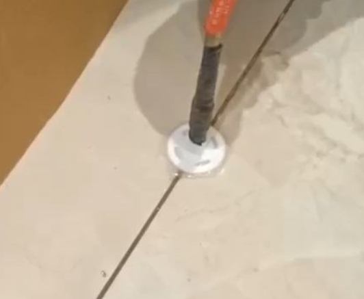 新巴尔虎右瓷砖空鼓维修公司专业解答瓷砖在铺贴过程中，如果没有涂抹均匀到位的粘结材料（如水泥砂浆或瓷砖胶），可能会导致以下问题
